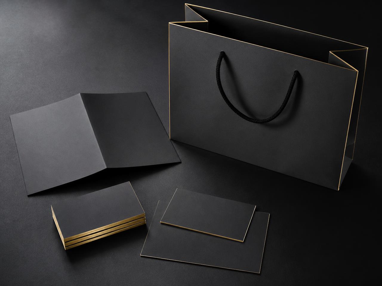 Cartões, pasta e sacola personalizados com acabamento em dourado