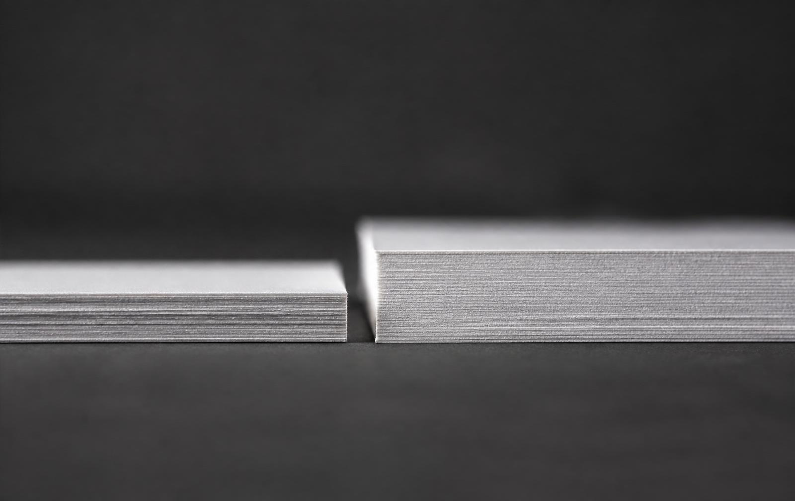Comparação de pilhas de papel com gramaturas diferentes